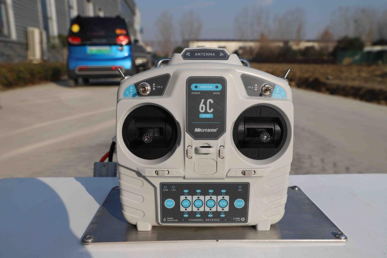 Desbrozadora con control remoto